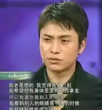 当年，陈坤的父母离婚，他跟着妈妈生活，有一年春节他去和父亲要压岁钱，结果被父亲狠