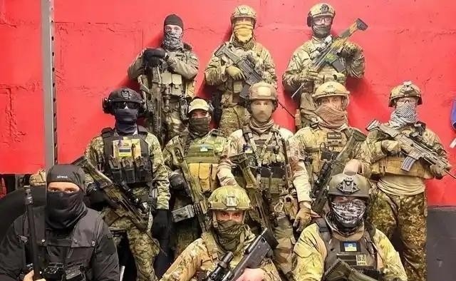 放着几十万正规军不用，却大量使用雇佣兵？



俄罗斯背后打得啥算盘？



在