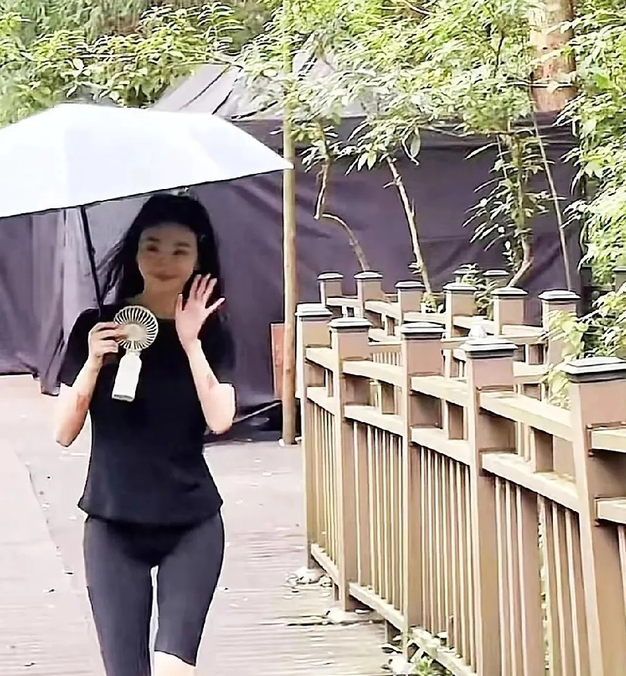 偶遇景甜拍戏，状态绝了！

家人们，有网友偶遇36岁的景甜在公园拍戏啦！不得