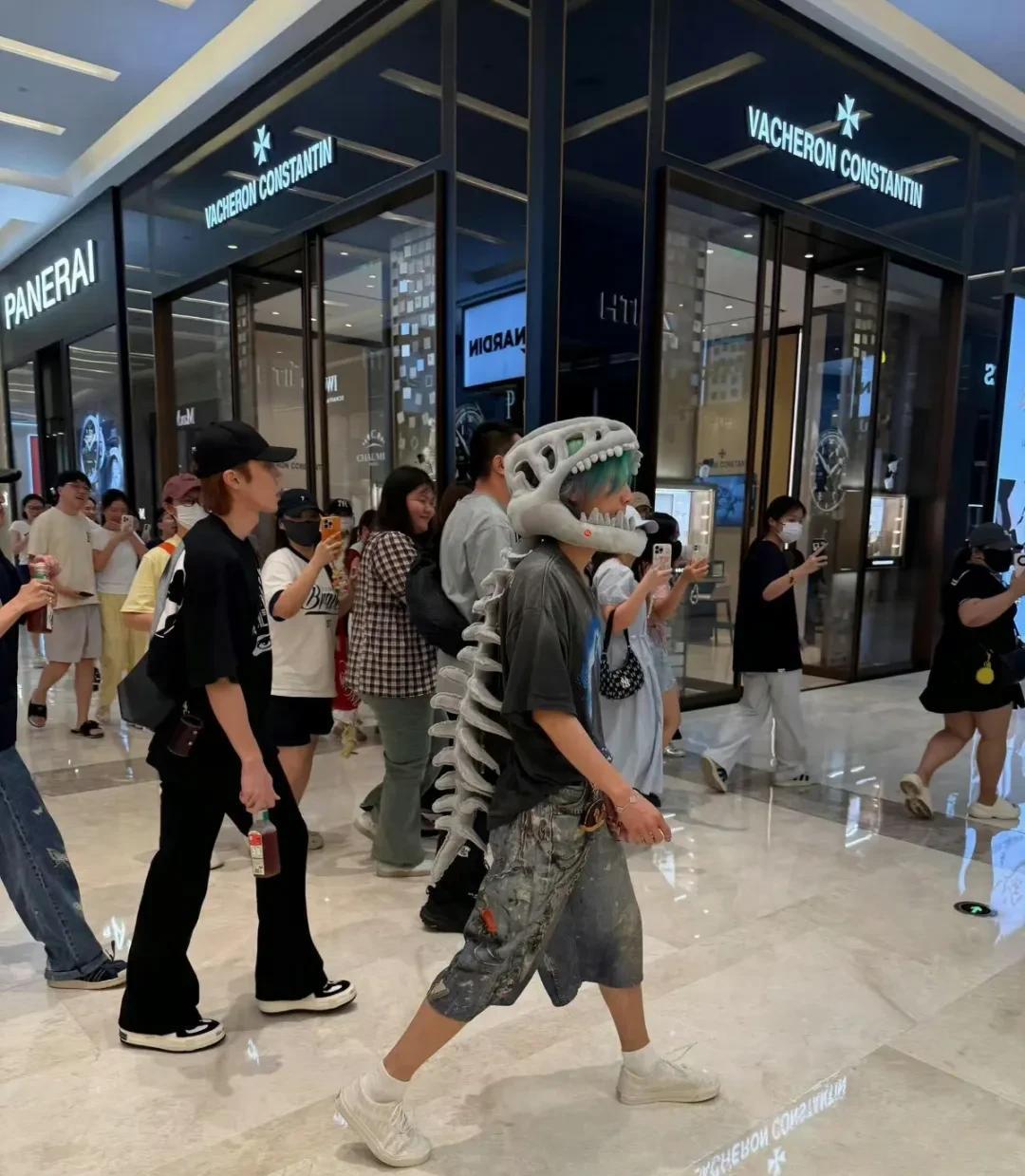 看来鹿晗自己心里还把自己当个大男孩，松弛顶着可爱恐龙帽子，直接把商场变秀场，
一