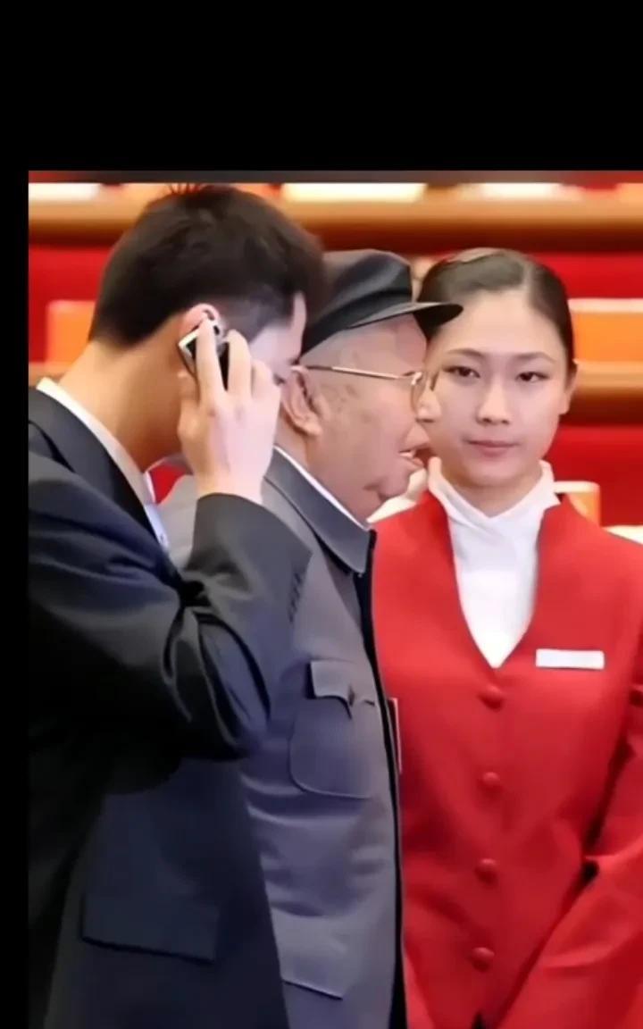 2007年，华老出席十七大会议，年过八旬的华老，在工作人员的搀扶下，颤颤巍巍的走