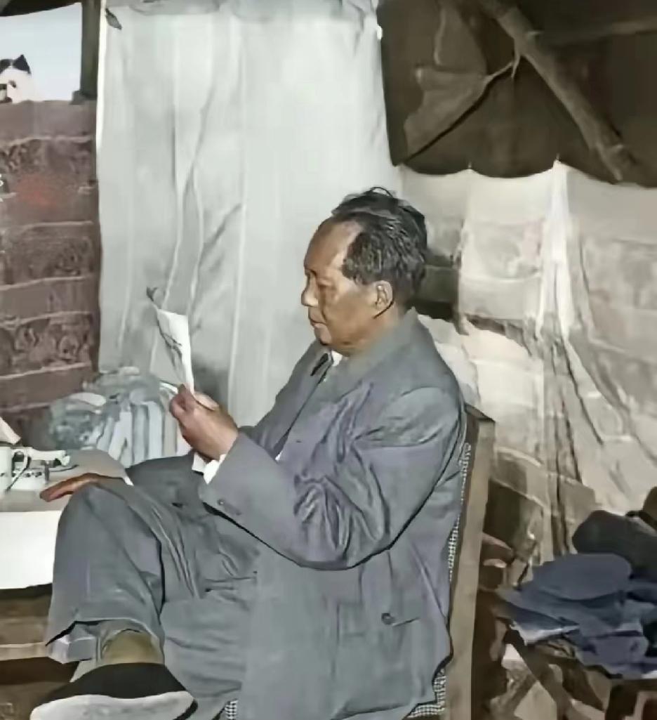 1958年夏，十三陵水库工地热火朝天。5月25日，伟人率中央委员亲临工地参加义务