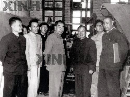 1958年5月22日，周恩来总理和一机部副部长段君毅视察北京农业机械厂及其附属的