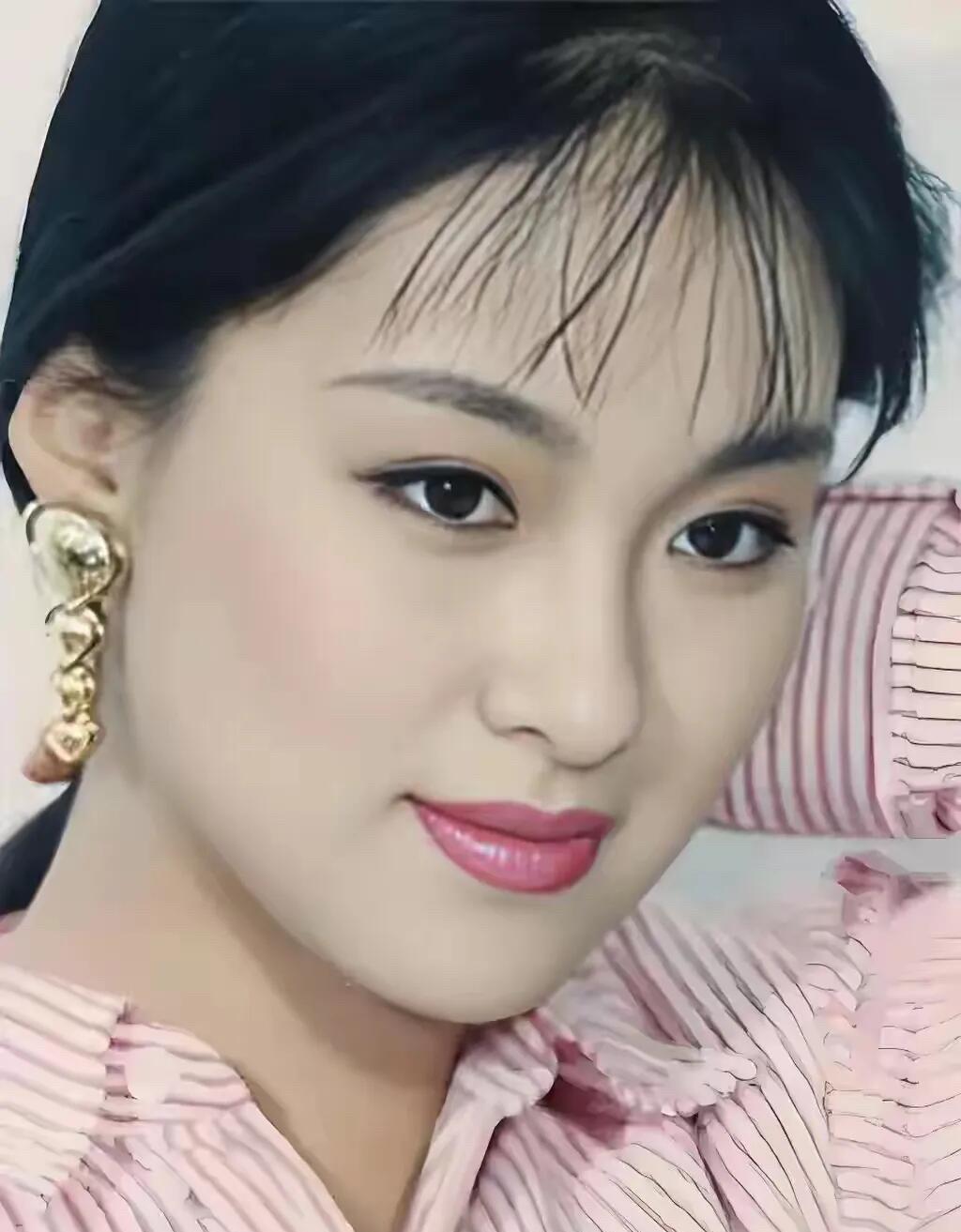 她好美啊，这样的她实在太好看了。大大的眼睛，又圆又黑，眉眼如画，不仅人好看，演技