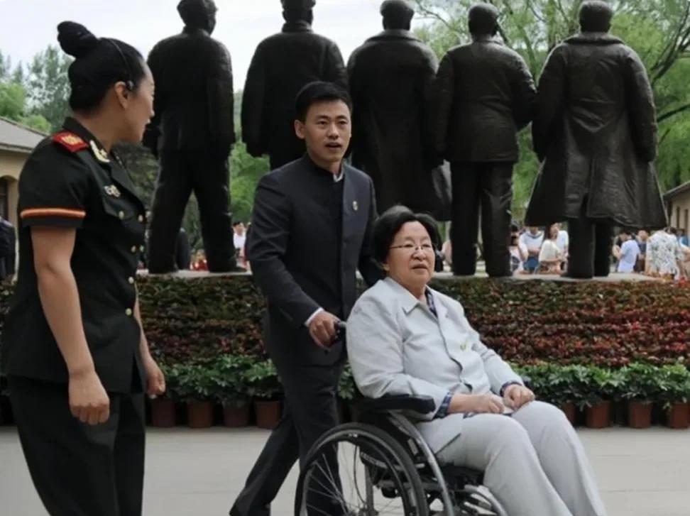 李讷在61岁时，被重病缠身，当时医疗条件有限，不少医疗项目要自费，早早退休的她，