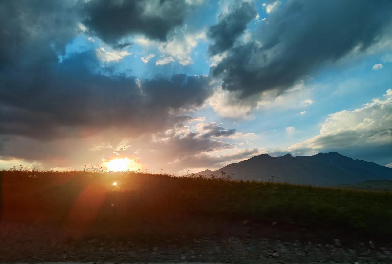 禾木的日落，不要太美啦！
玩儿了一天的喀纳斯景区，晚上七点多往住宿地禾木出发。一