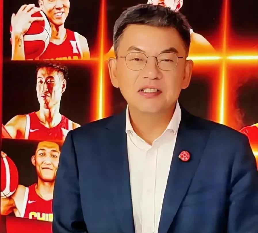 苏群：郭士强在篮协总结会上否定了老乔的执教风格。
在跟网友的互动中，苏群说他对于