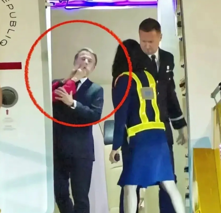 这样的女人就不配当第一夫人，一点涵养和气度都没有。
这么重大的外交场合，在全世界