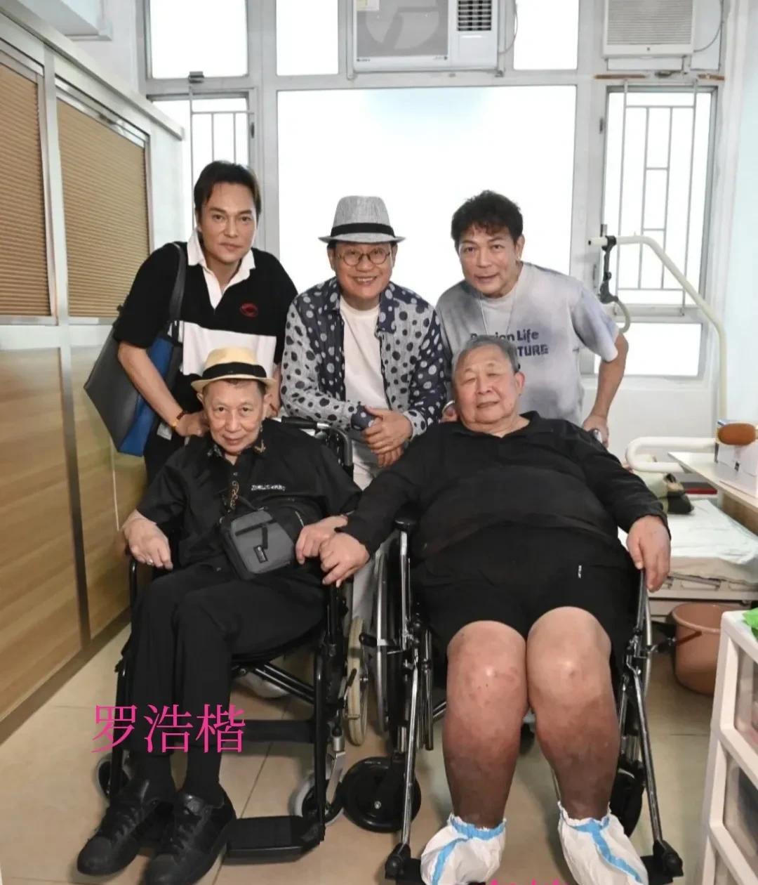 76岁的TVB金牌配角罗浩楷，中秋节坐轮椅探望老友秦煌和张伟文。
因为帕金森病，