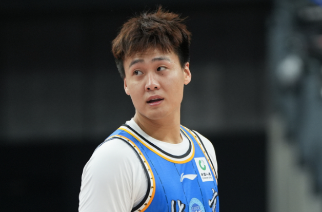 2月2日，中国男篮队长赵睿发文道歉：“尊敬的各位球迷朋友们：大家好，我是赵睿，在