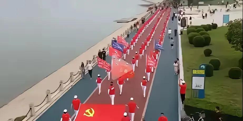 暴走团扛着党旗暴走，意味着什么？
想对抗吗？
还是蔑视？
是装逼！
还是有目的？