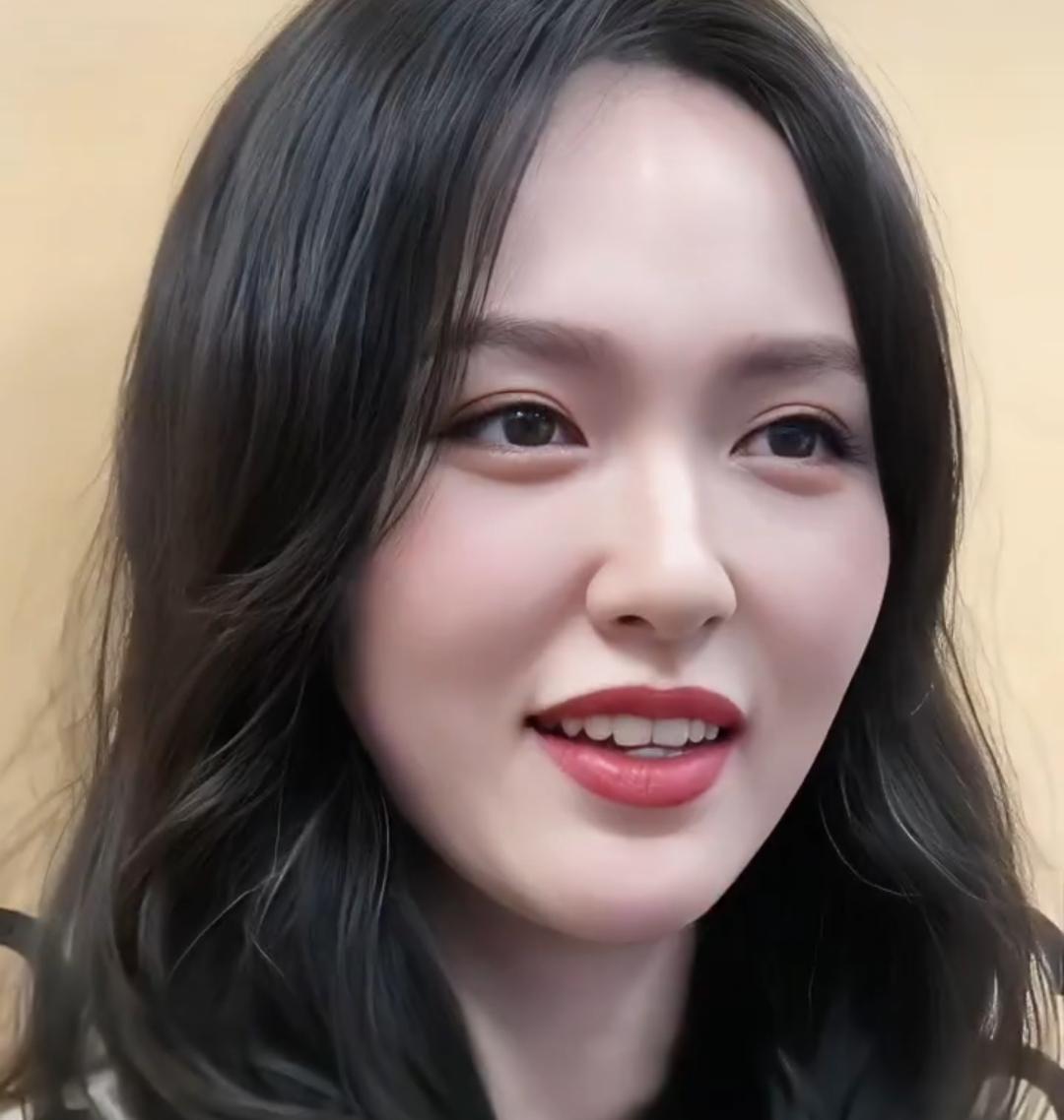 唐嫣长的漂亮，身材好，年轻一代的楷模，人长得美戏演得好，得到了人们的喜爱和赞美。