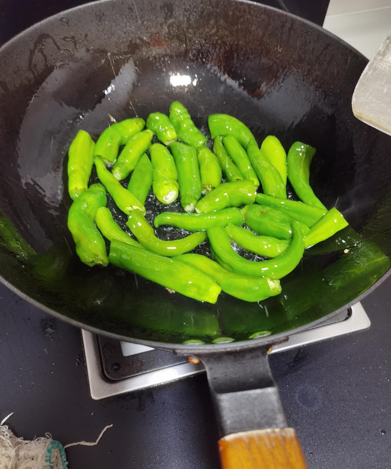 清清爽爽又一餐。没有大鱼大肉，没有山珍海味。
虎皮尖椒、白菜、炸洋芋、小锅米线。