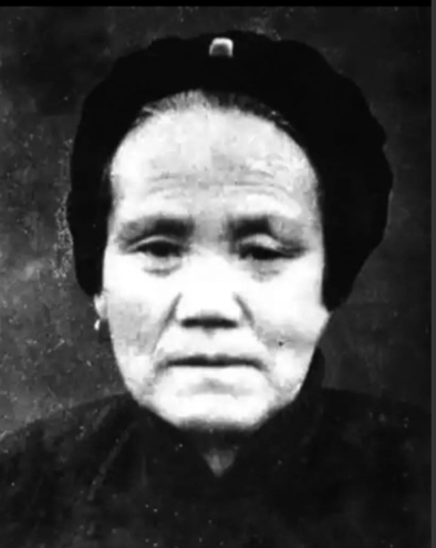 1944年，一个寡母的4个儿子都在战场上牺牲了。她把一团棉花塞进最后一个儿子嘴里