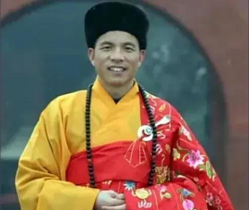 少林寺迎来新住持…
这个印乐大法师之前在洛阳白马寺当住持20年。
这个世界就是这