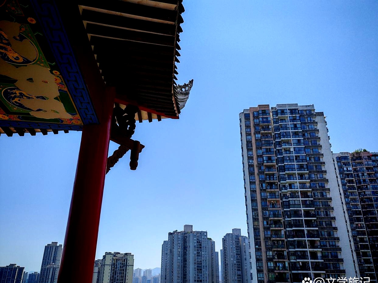 重庆这旅游火爆程度，有点意思。按理说，没啥顶级自然景观，夏天还爆热，人文景观也没