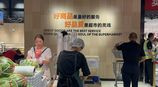 我和老公商量，等胖东来在郑州开业我可不可以去上班？
老公说我是想瞎了心，太高估自