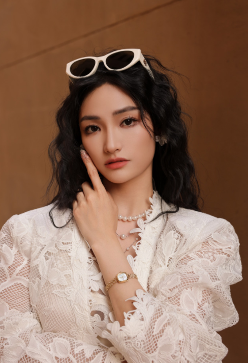 许馨文的街拍，状态还是很不错的，尤其是戴了眼镜之后！