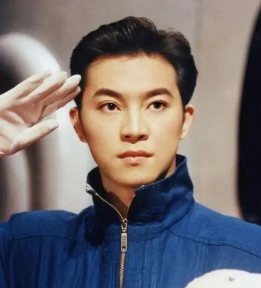 沙溢年轻时候可是军艺校草喔，可不能小瞧他的颜！！！ ​​​