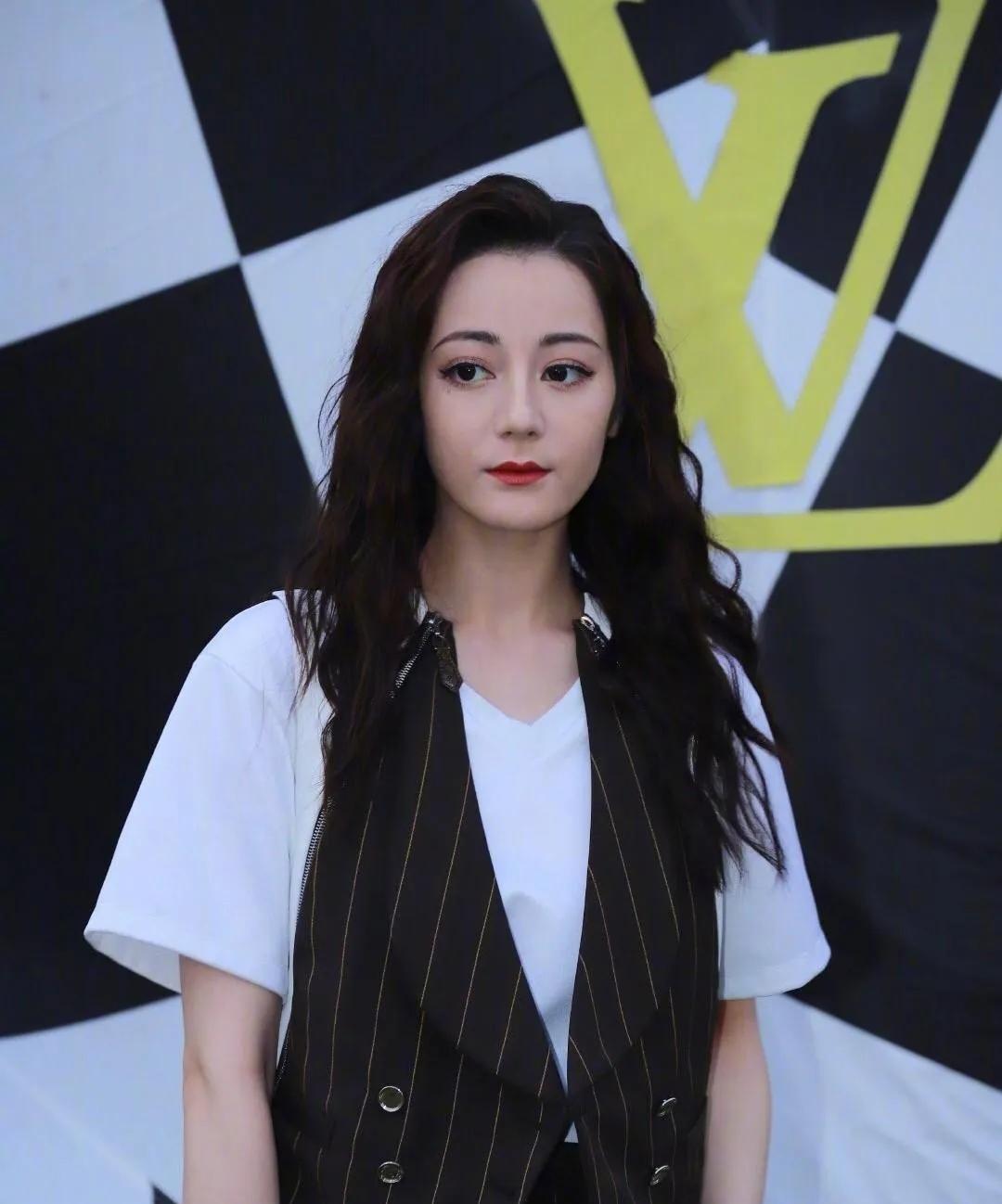 迪丽热巴被坑了吧？从发型到妆容再到穿搭，都好灾难。