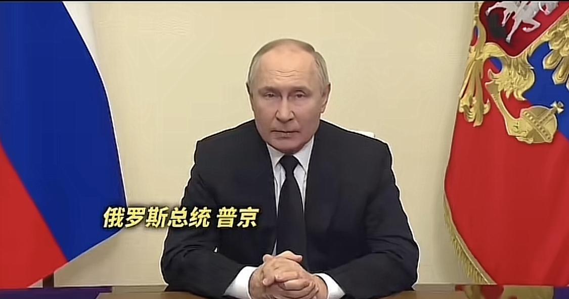 俄罗斯政府决定，取消原定于7月27日的海军阅兵式，主要原因是基于安全考虑。
目前