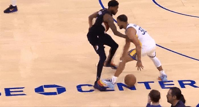 勇士当家球星库里三分投的真是太潇洒了！NBA季前赛，勇士对阵开拓者的第一节比赛，
