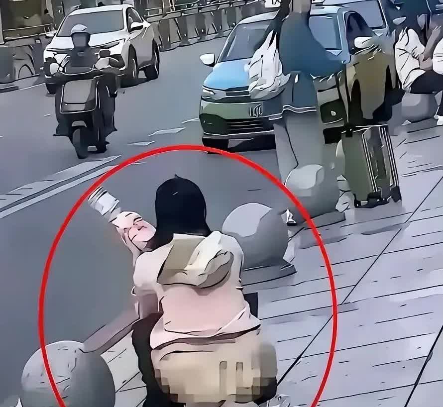 为什么不找附近商铺或商场解决生理需求，女子内急大街当众解决，到底是谁的问题？人有