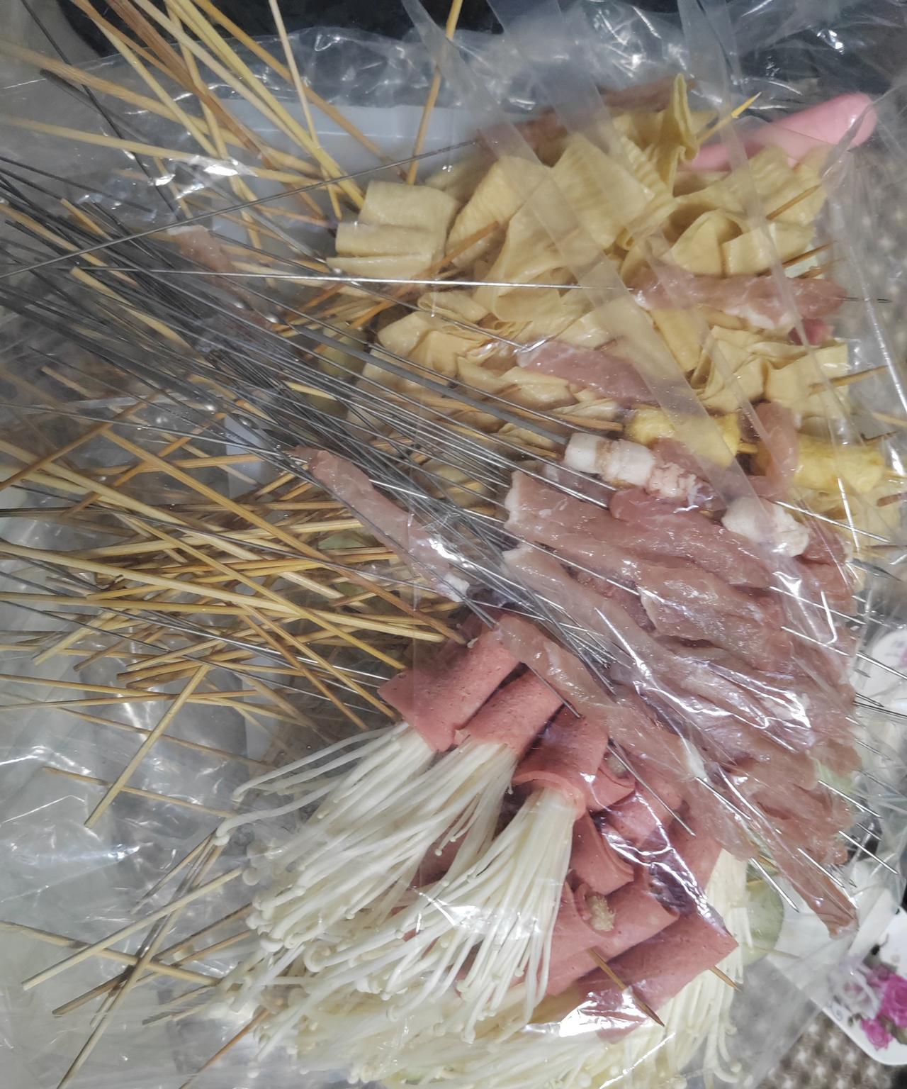 老婆的前同事开了一家炸串店，今天转让出去了，这家炸串店是今年的二月底（农历）才开