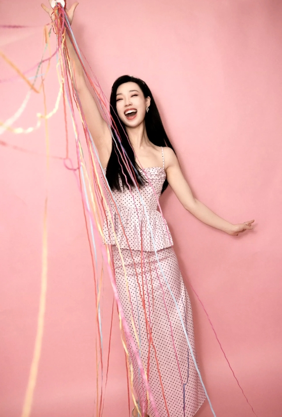她今年的资源好到爆，和马丽、贾玲一样的喜剧演员，今年也上春晚了，又当演员客串电视
