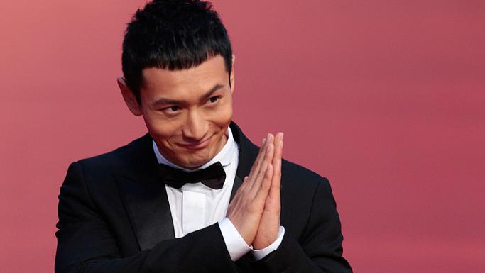 黄晓明五一青岛享亲情盛宴：妈妈四姨房车烙饼