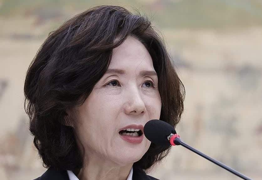 20日下午韩国总统李在明终于没有顶住压力，正式决定撤回对教育部长官候选人李镇淑的