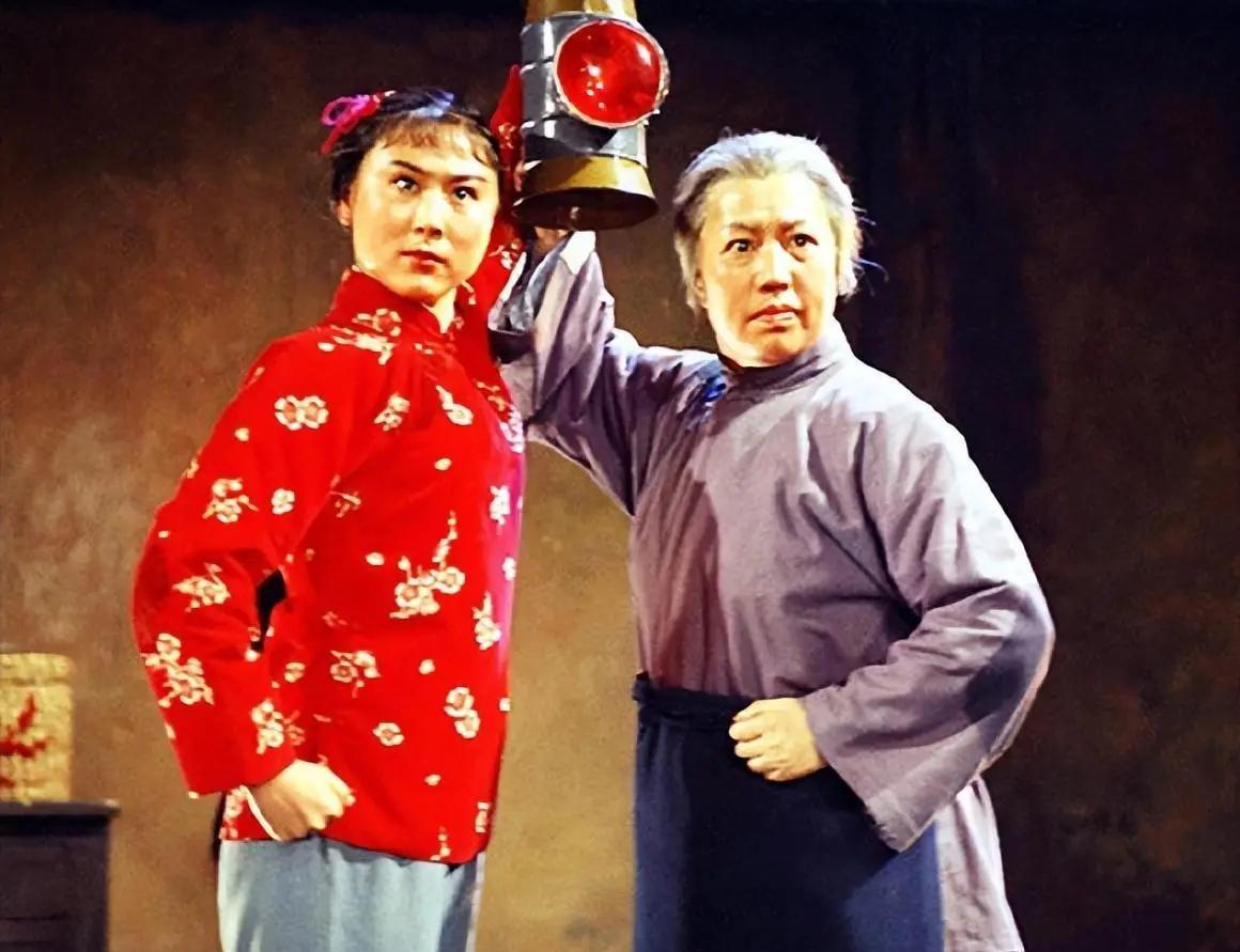 “样板戏”中三位老旦，你认为最佳演员是哪一位？
1、高玉倩。在《红灯记》中扮演“