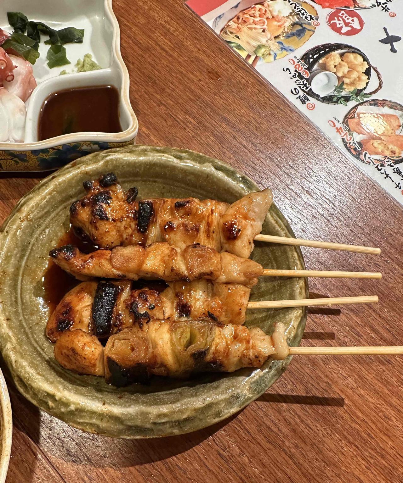 日本待了一周，绝对的美食荒漠：
1. 面条不是甜就是咸，而且种类很少，面也不劲道