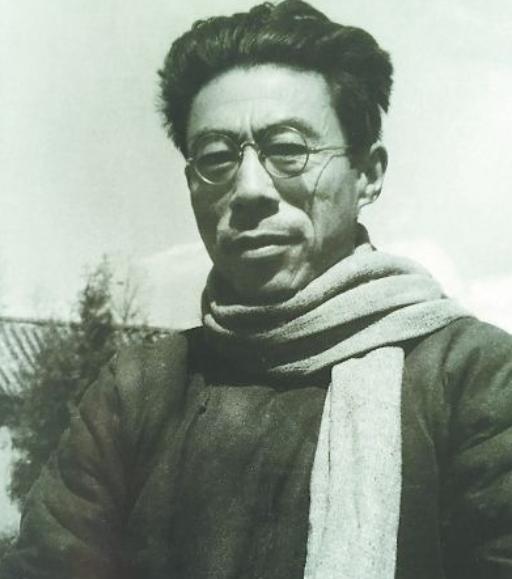 烟馆老板王家宾正坐在柜台后看报，但他的姿态引起了高俊峰的警觉。这个看似普通的商人