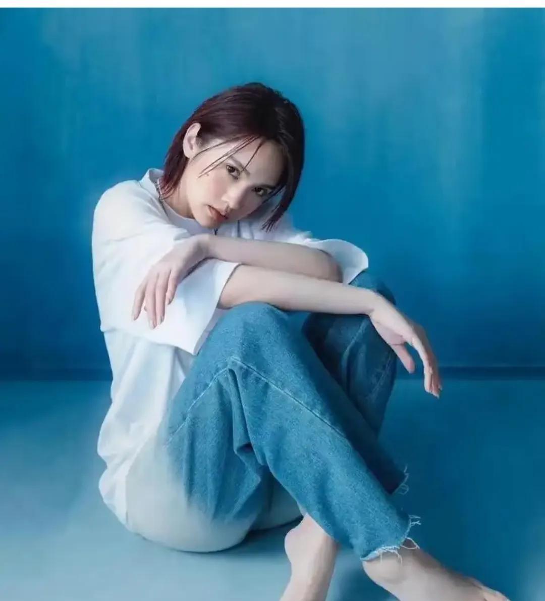 杨丞琳，宽宽的脚丫子。