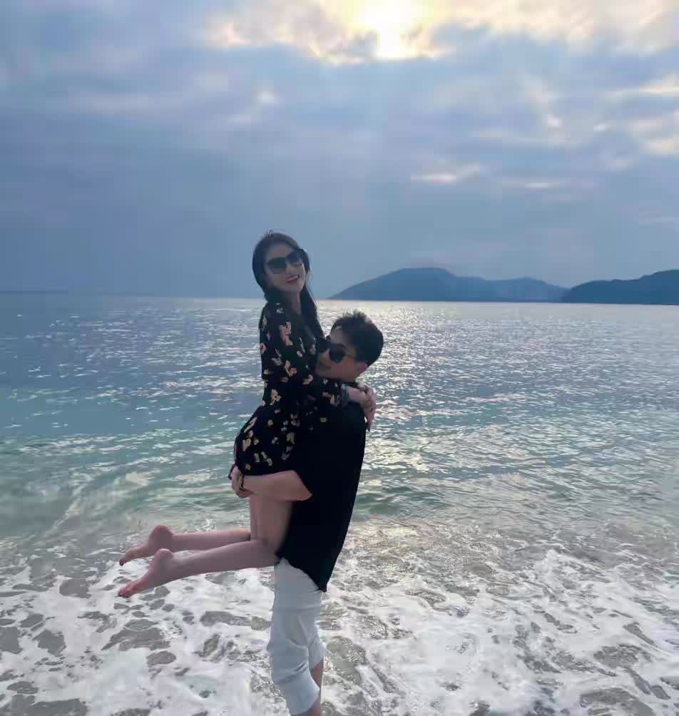 嫁给他，嫁给爱情
曾经那个最不被看好的女孩，因为嫁给爱情赢麻了。张馨予发博晒照