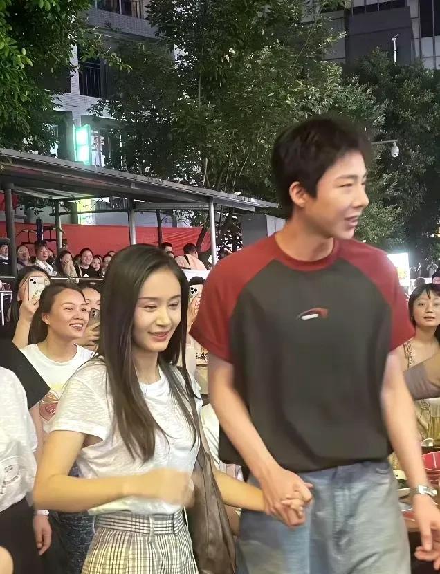 当明星放在大街上也是相貌平平
王子文算是比较突出的
但刘宇宁褪去明星的滤镜
算是
