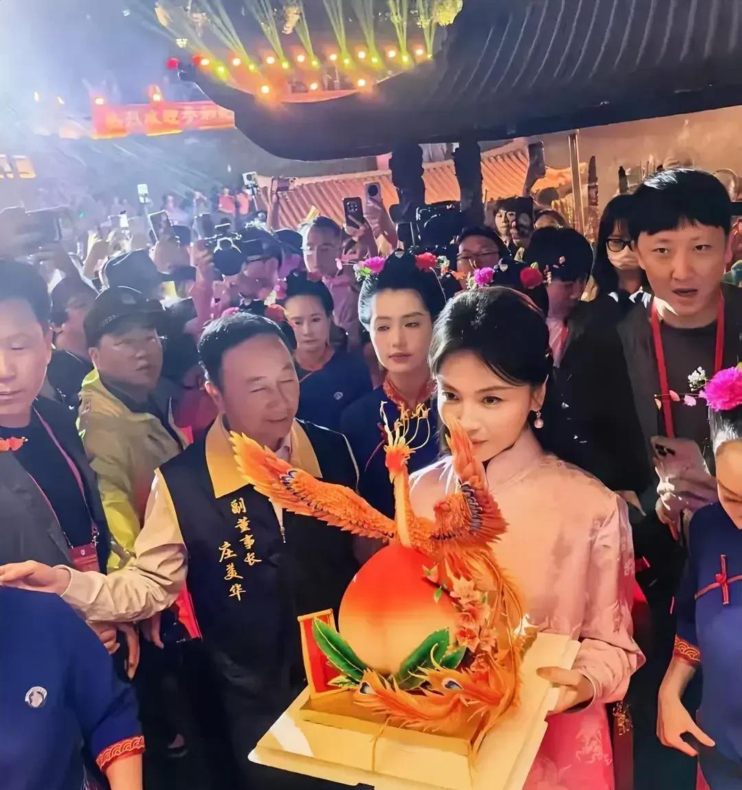 妈祖诞辰1065周年刘涛献寿桃上热搜，身边的都是身价上亿的人，妈祖是真实存在过的