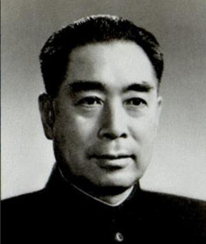 1976年，周总理逝世后，由韩宗琦负责为其穿寿衣，可当韩宗琦接过卫士们递过来的寿