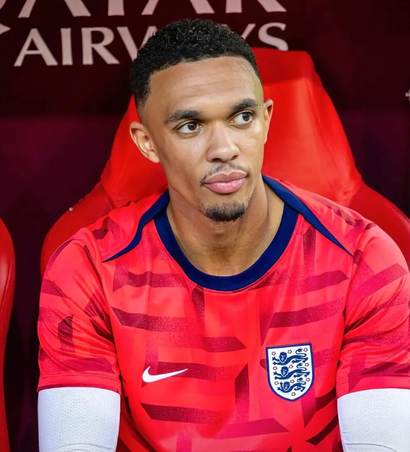 阿诺德的伯纳乌寒冬
 
放弃利物浦高薪赴皇马，阿诺德却遭阿隆索弃用，枯坐板凳；回