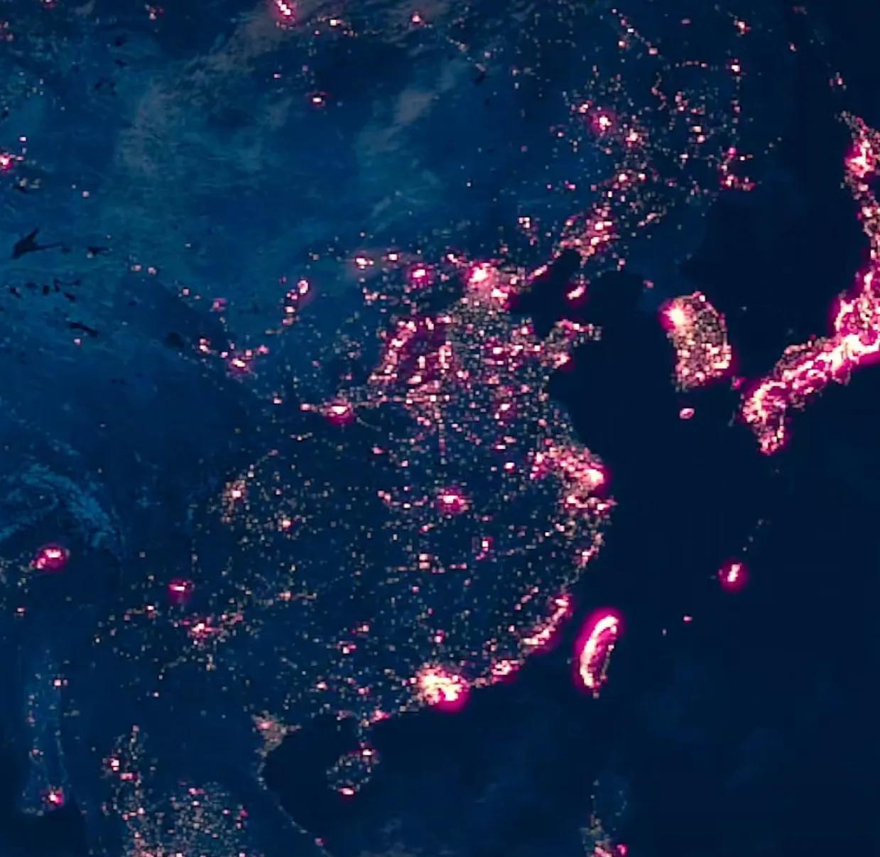 卫星灯火图，从灯光上就能看出一个地区的发达与否，晚上灯光越亮，富裕度也就越高，当