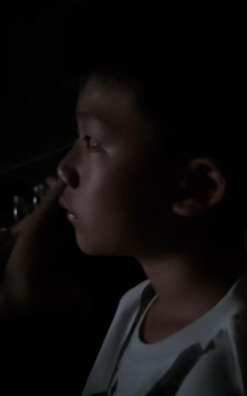 这才是电影的价值吧！
一位妈妈带9岁的儿子去看《南京照相馆》，
回家后，孩子撕毁