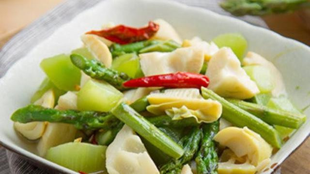 鸡汁烩三笋：传统与美味的完美结合