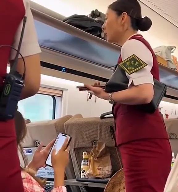为什么不是妈妈坐一等座呢[思考]
一家三口坐高铁，
买票时只剩两张二等座的票了。