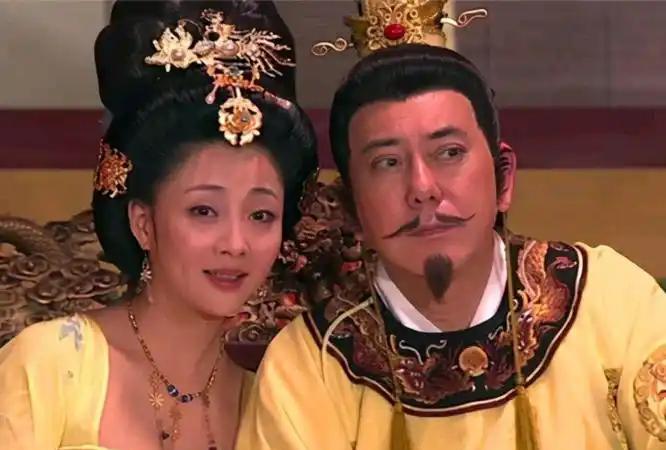 景龙三年（709年），关中饥荒，米斗百钱，牛死了十分之八九。群臣多请唐中宗再度移