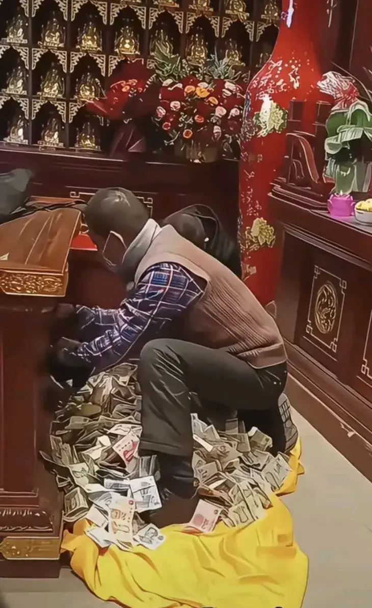 你捐给佛祖的钱，都被他们带走了……