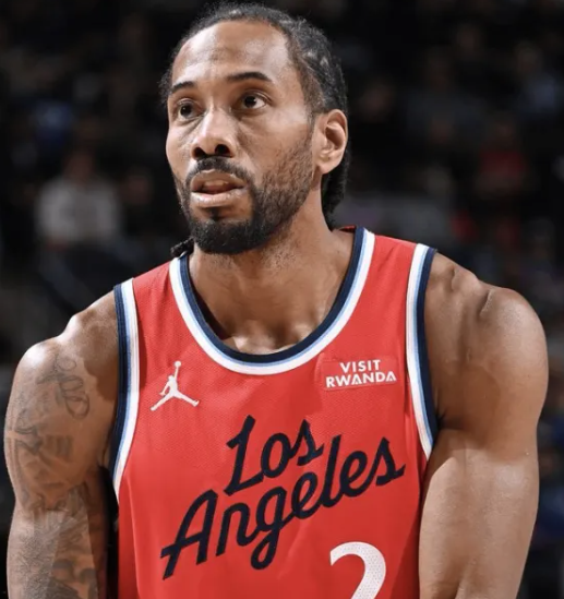 快船球星科怀-伦纳德因左膝出现不适，将被安排提前结束客场之旅，返回洛杉矶接受治疗