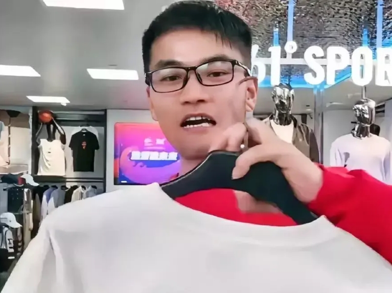 郁豹豹现在直播带货，说实话确实不是太适合他了！
所有寻亲圈的人，只有他自己没有得