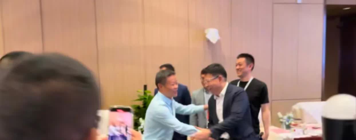 这次深圳车展，除了雷军没去车展，何小鹏和余承东俨然已经成了好朋友！
何小鹏是要