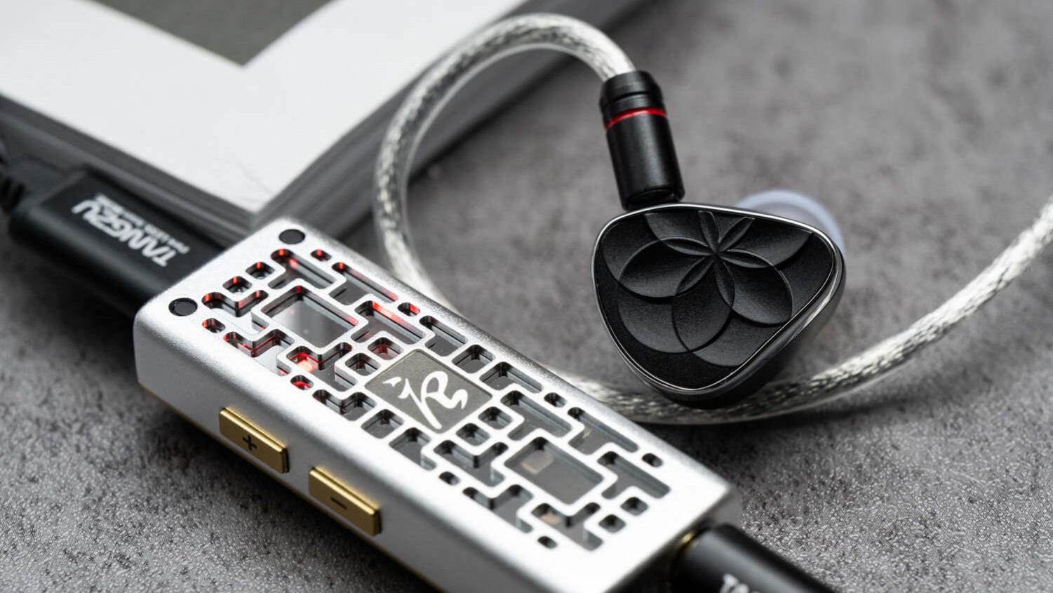 唐族 × AZLA NOIR BLANC：好看好听一圈三铁